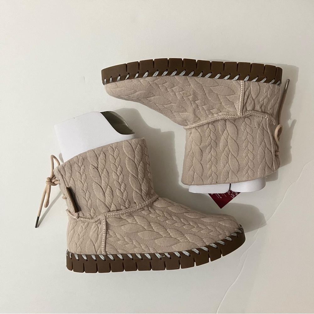Muk Luks Cream and Brown Cozy Ankle Height Boots, Size 6.5, NWT